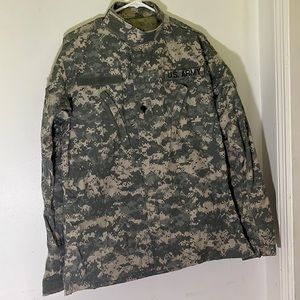 ✨ MAKE OFFER ✨ ARMY CAMO SHIRT